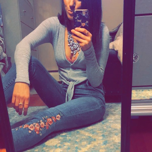 White Statement Necklace - Picture 2 of 6